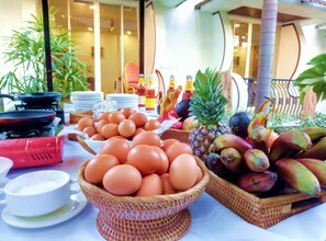 朝食 (フル ブレックファスト)、毎日提供 (無料)