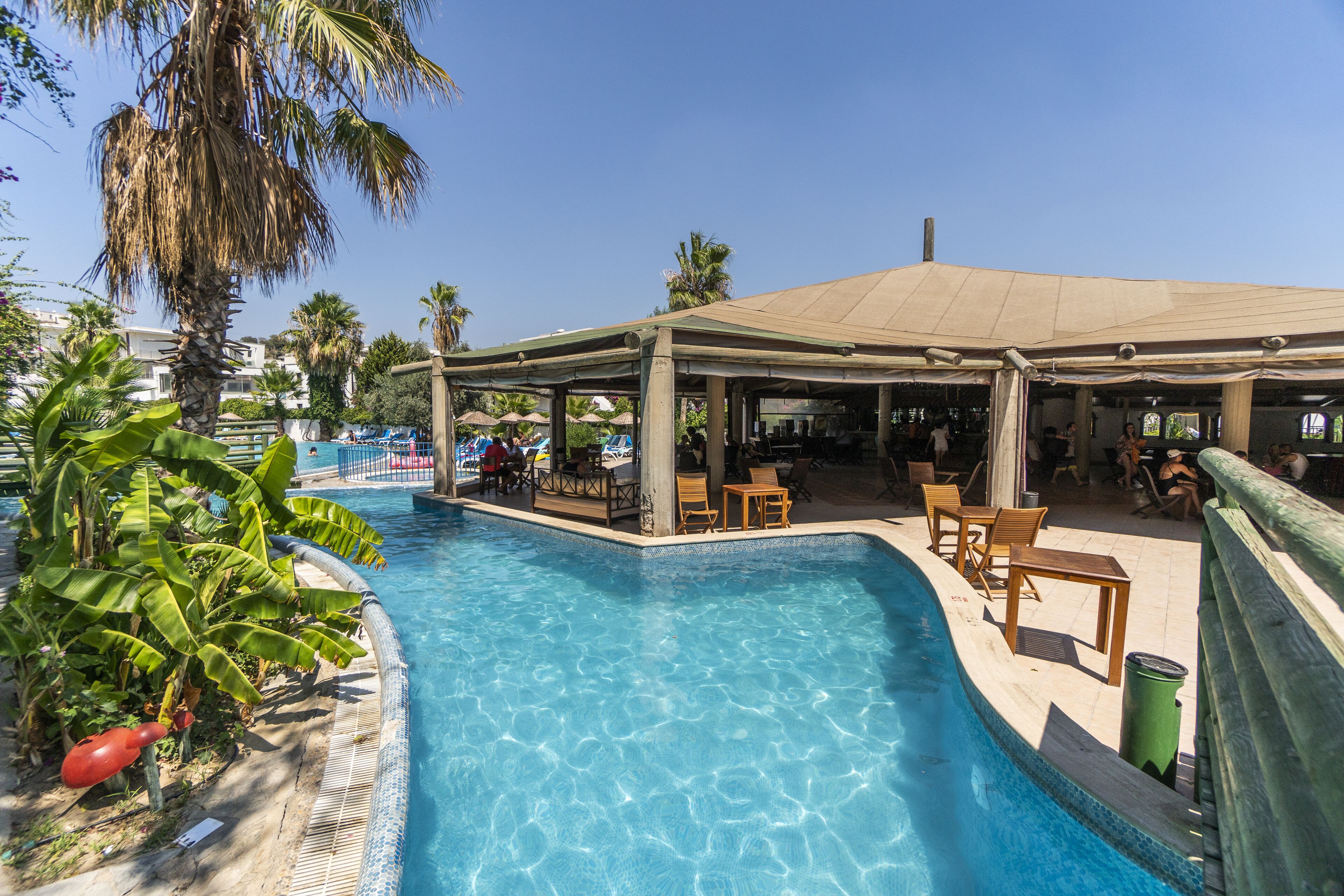 Seasonal outdoor pool, an infinity pool, pool umbrellas, sun loungers