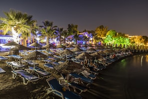 Privatstrand, Shuttle zum Strand, Liegestühle, Sonnenschirme