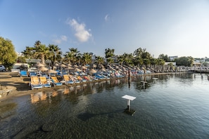 Privatstrand, Shuttle zum Strand, Liegestühle, Sonnenschirme