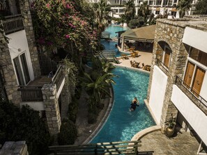 Piscine extérieure (ouverte en saison), piscine à débordement