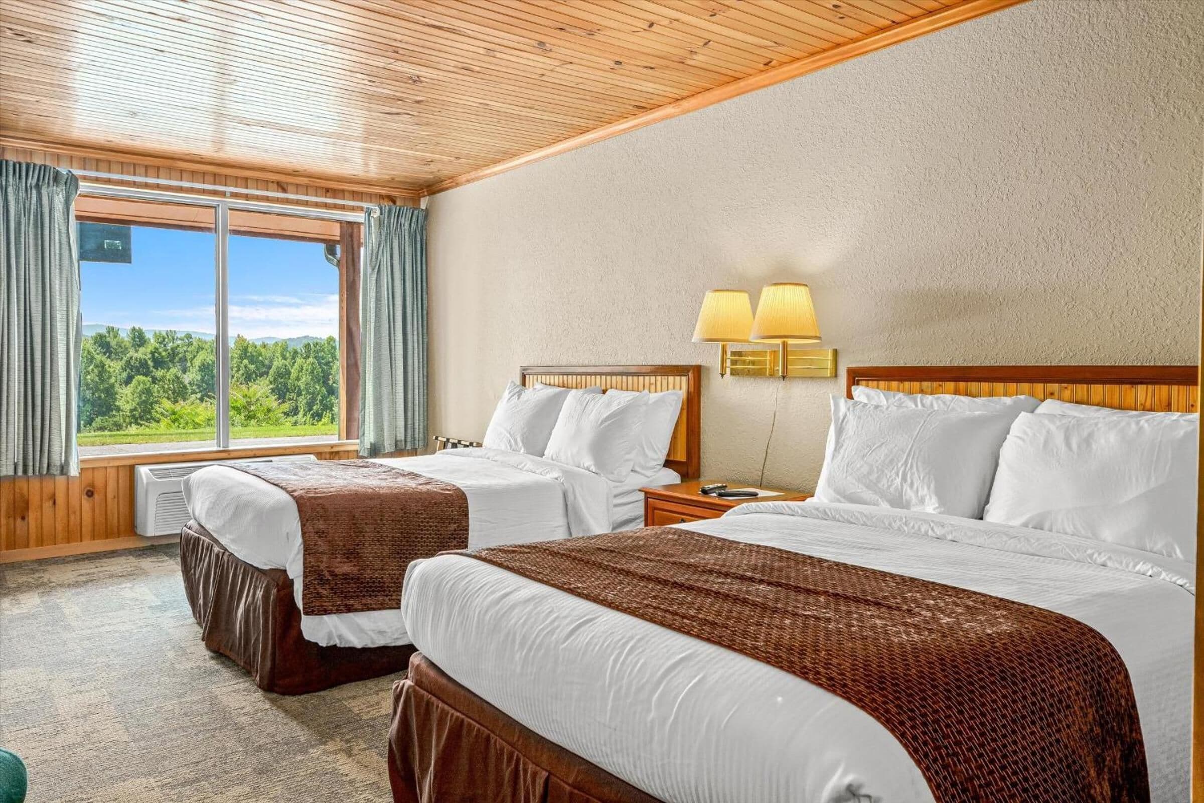 standard room, 2 double beds | individually decorated, individually furnished, desk, free wifi