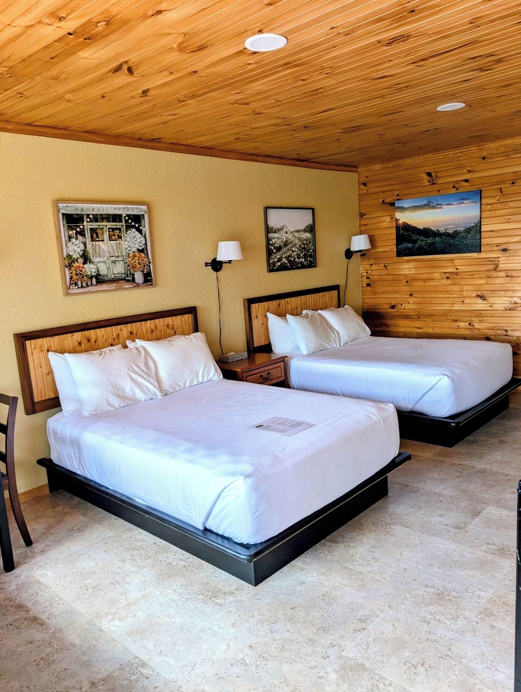Habitación estándar, 2 camas matrimoniales | Decoración personalizada, muebles diferentes, escritorio y wifi gratis 