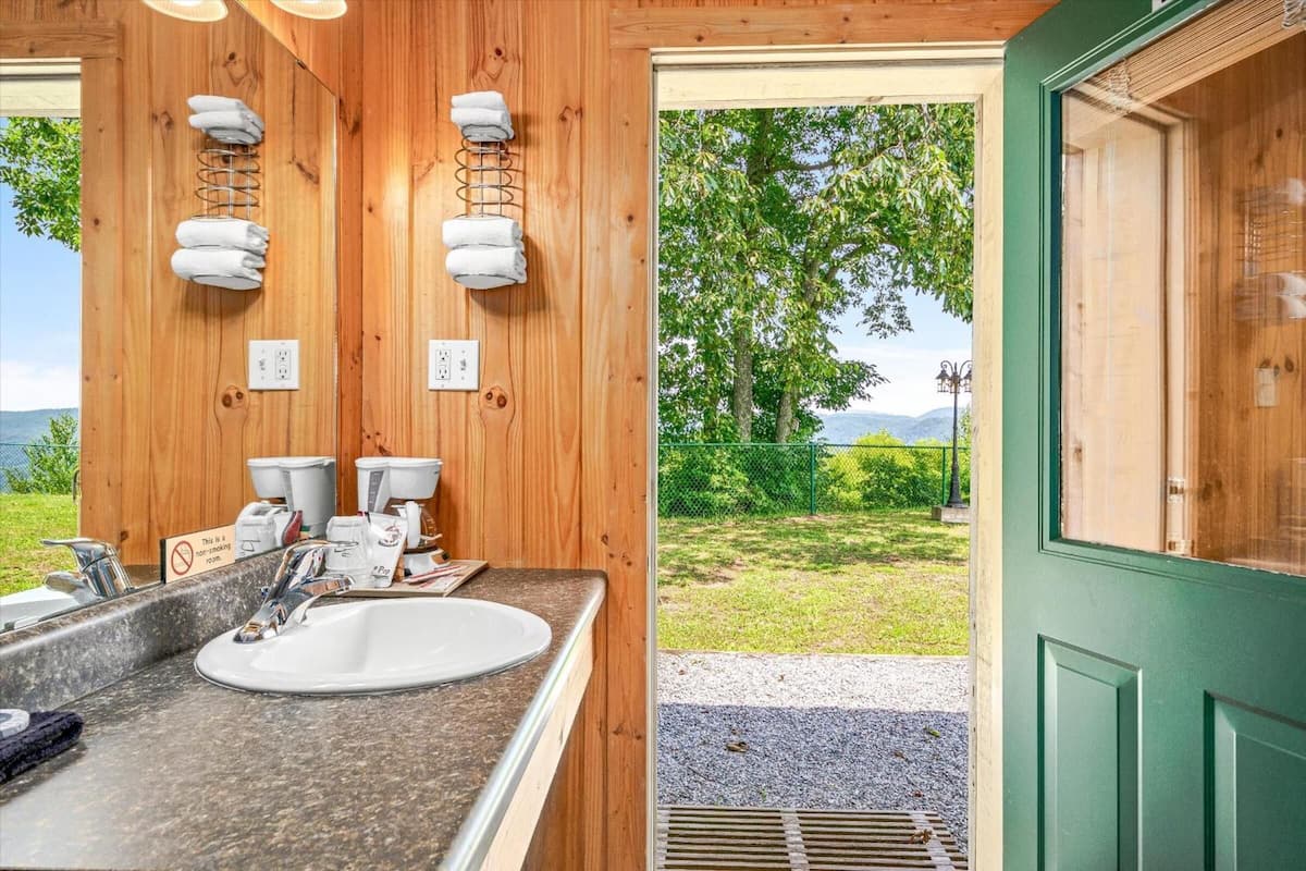 deluxe room, 1 king bed, mountain view | bathroom | combined shower/bathtub, eco-friendly toiletries, hair dryer, towels