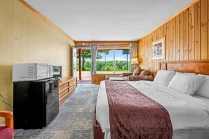 Decoración personalizada, muebles diferentes, escritorio y wifi gratis 