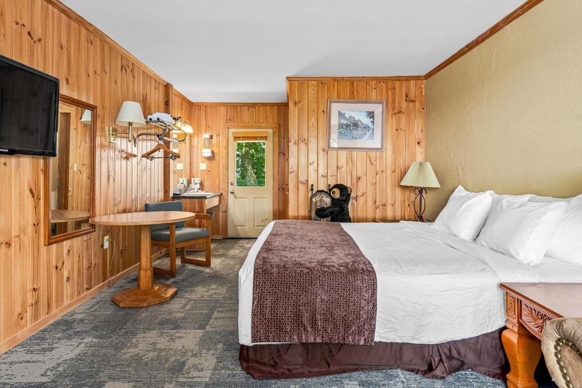 individually decorated, individually furnished, desk, free wifi