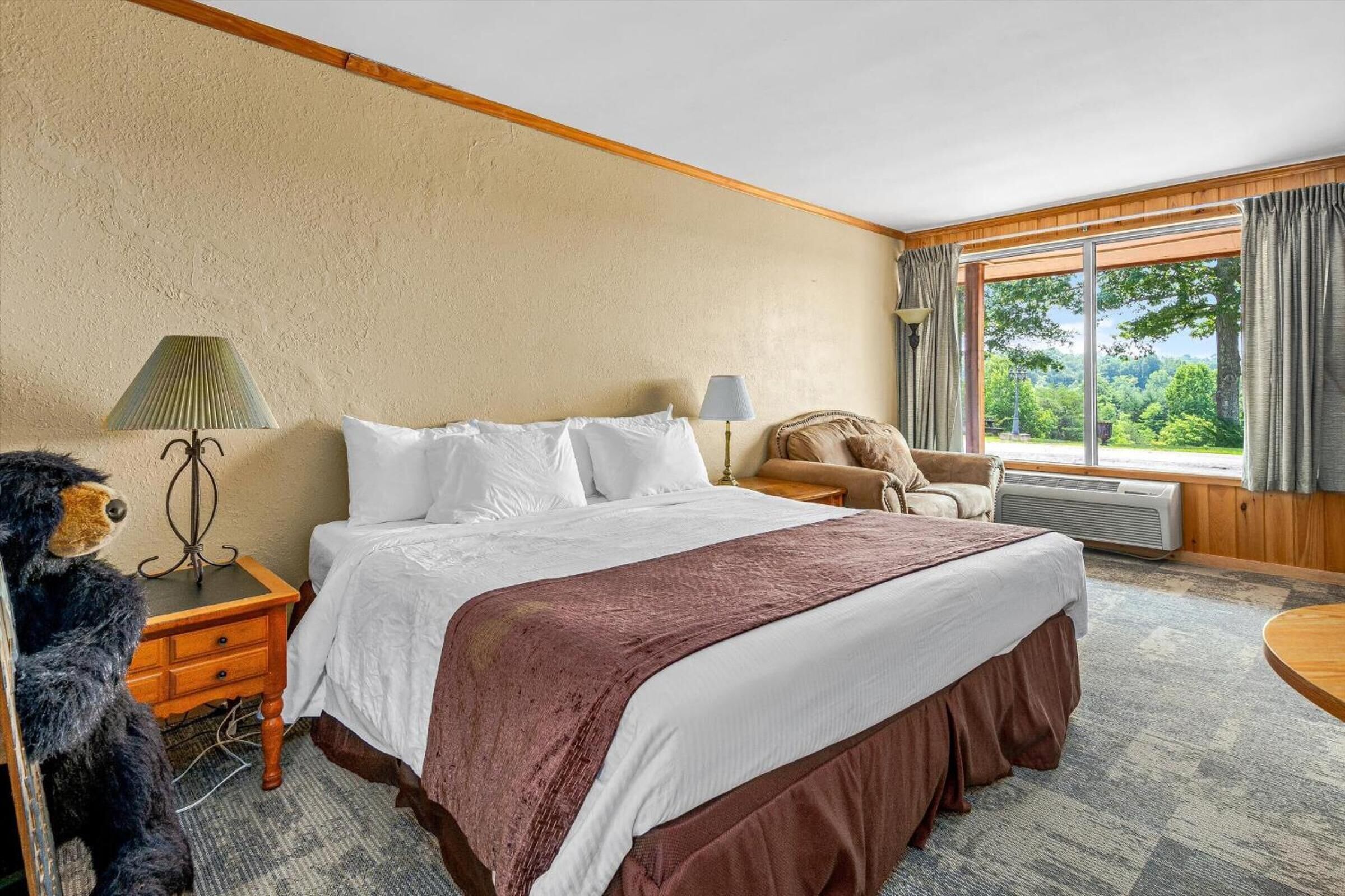 individually decorated, individually furnished, desk, free wifi