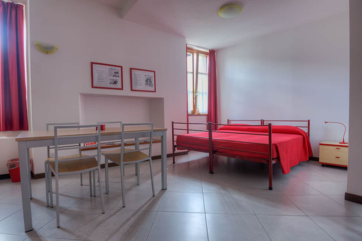 Standaard tweepersoonskamer, toegankelijk voor mindervaliden, en-suite badkamer | Een minibar, een bureau, gratis babybedden, extra bedden (toeslag)