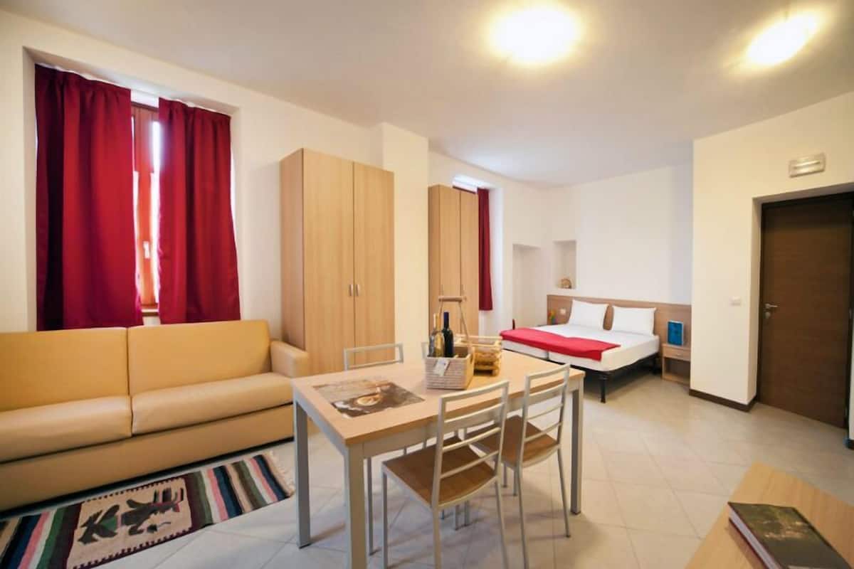 Appartement, 1 slaapkamer, kitchenette (2 people) | Een minibar, een bureau, gratis babybedden, extra bedden (toeslag)