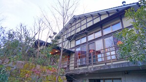 En traditionell japansk byggnad med många fönster och en balkong.
