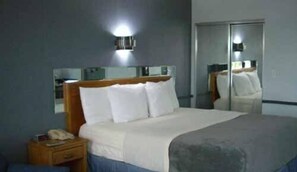 Blackout curtains, iron/ironing board, free cots/infant beds, free WiFi - Quails Nest Inn and Suites (Osage Beach)