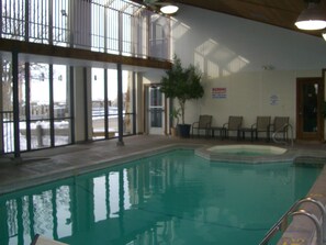 Piscine extérieure (ouverte en saison), parasols de plage