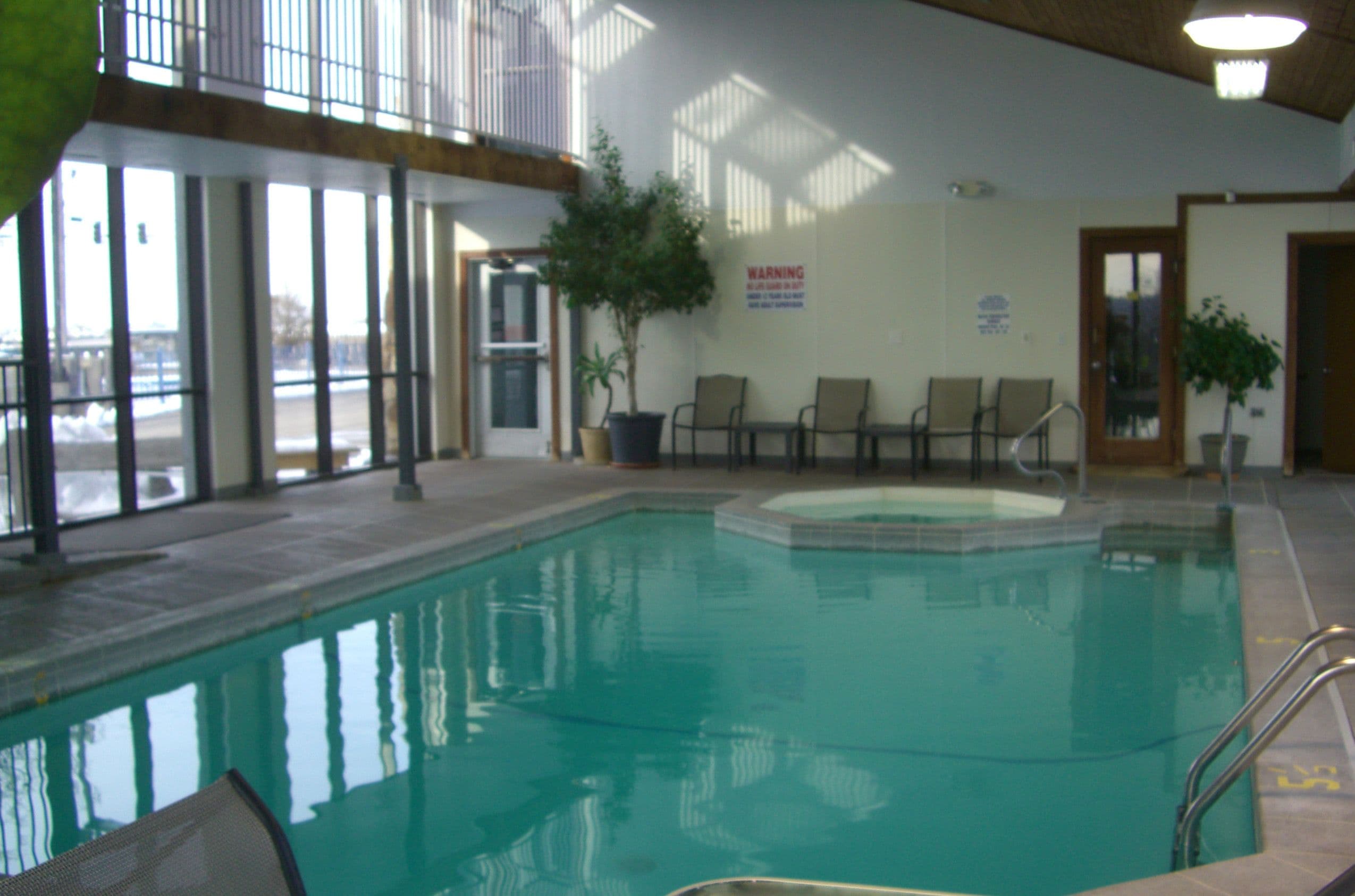 Piscine extérieure (ouverte en saison), parasols de plage