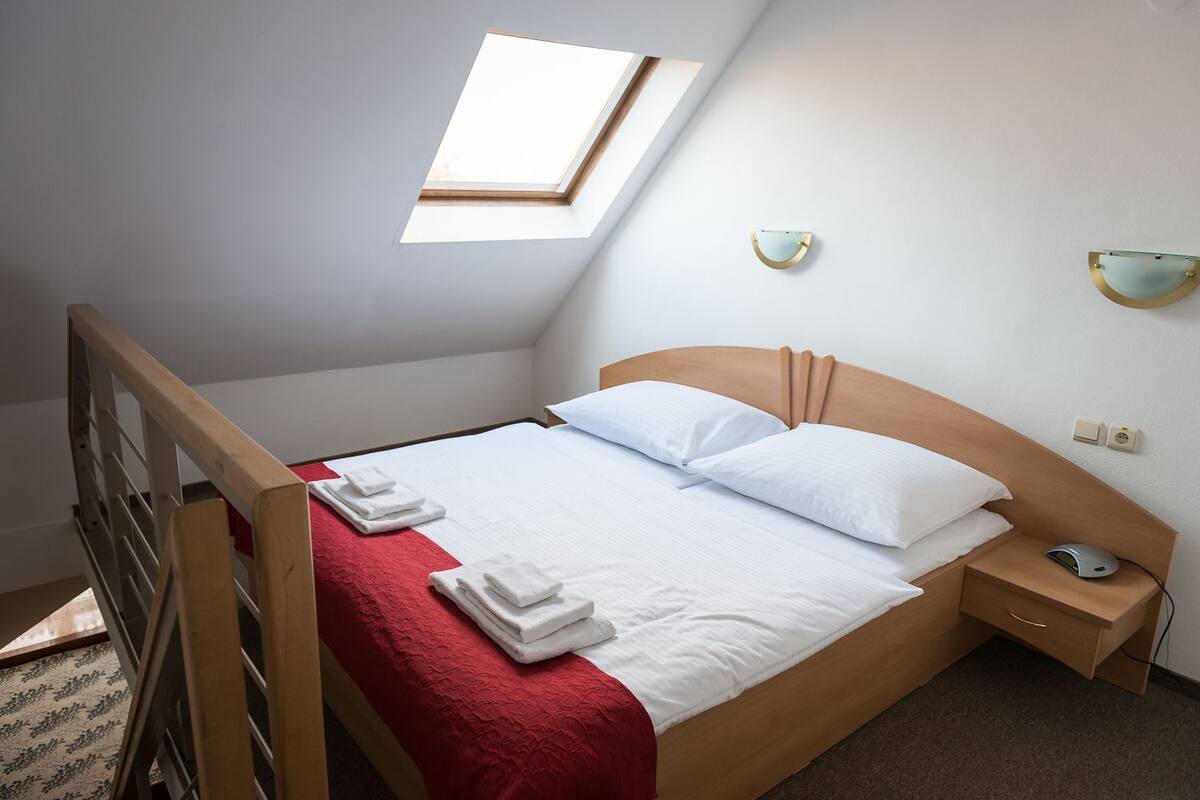 Habitación doble Deluxe | Minibar, cunas, camas extra y wifi gratis