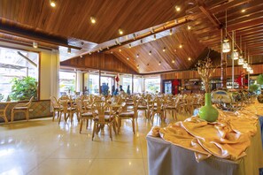 Petit déjeuner buffet (15 USD par personne)