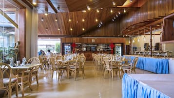 Daily buffet breakfast (USD 15 per person)