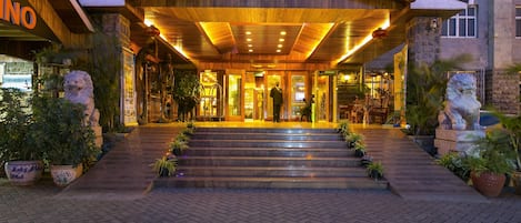 Fachada de la propiedad por la tarde o noche