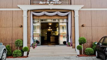 Couples treatment rooms, sauna, body treatments, body scrubs