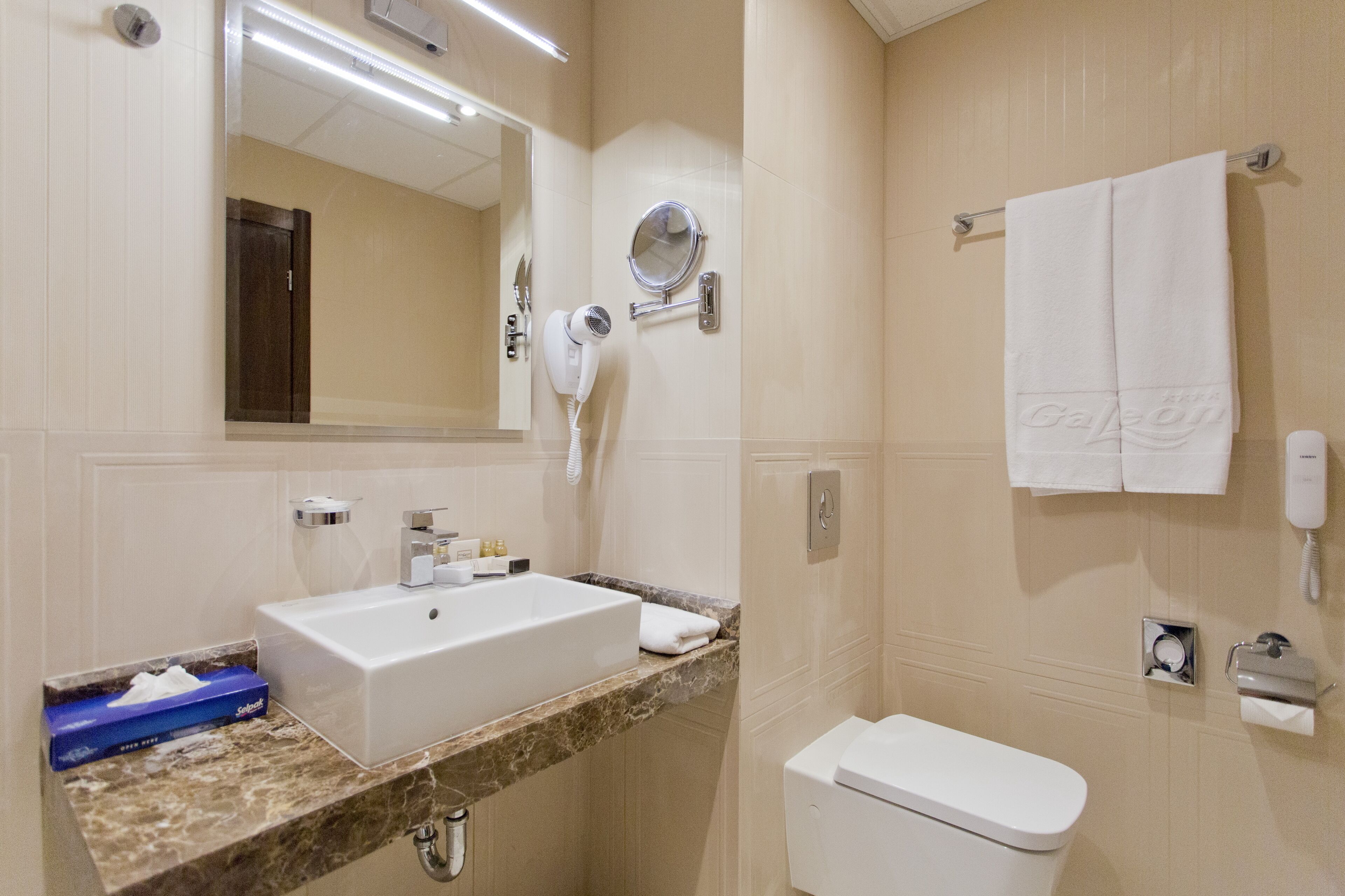 bathtub, deep-soaking bathtub, free toiletries, hair dryer