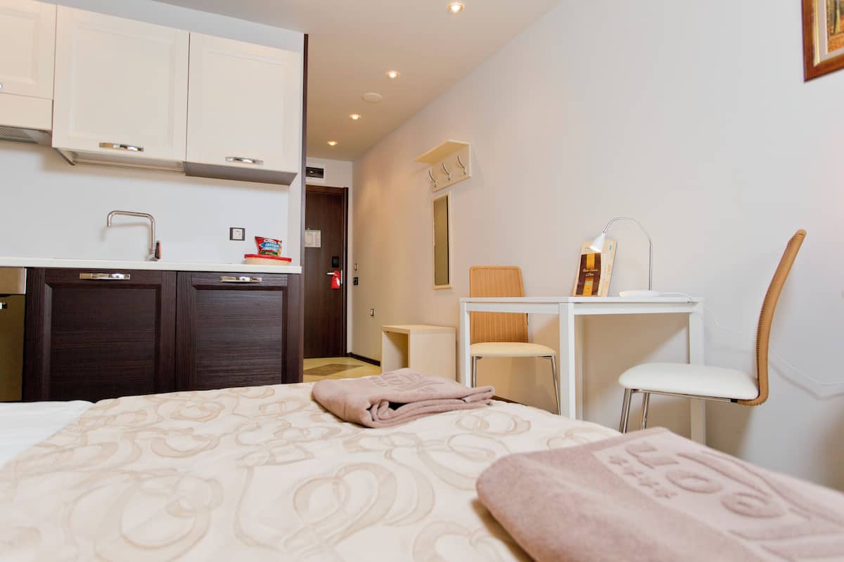 studio | minibar, in-room safe, soundproofing, free wifi