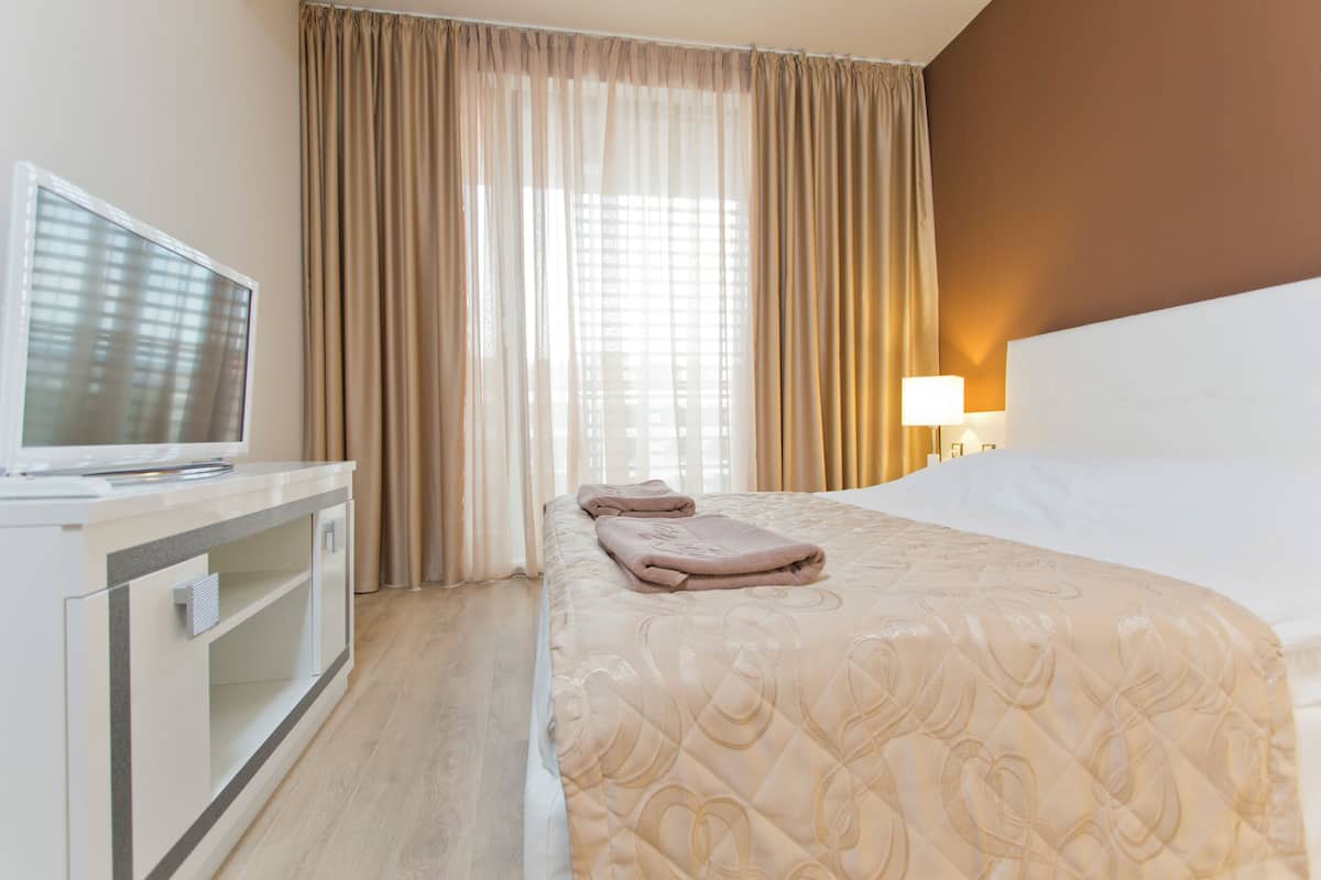 Minibar, in-room safe, soundproofing, WiFi (free)