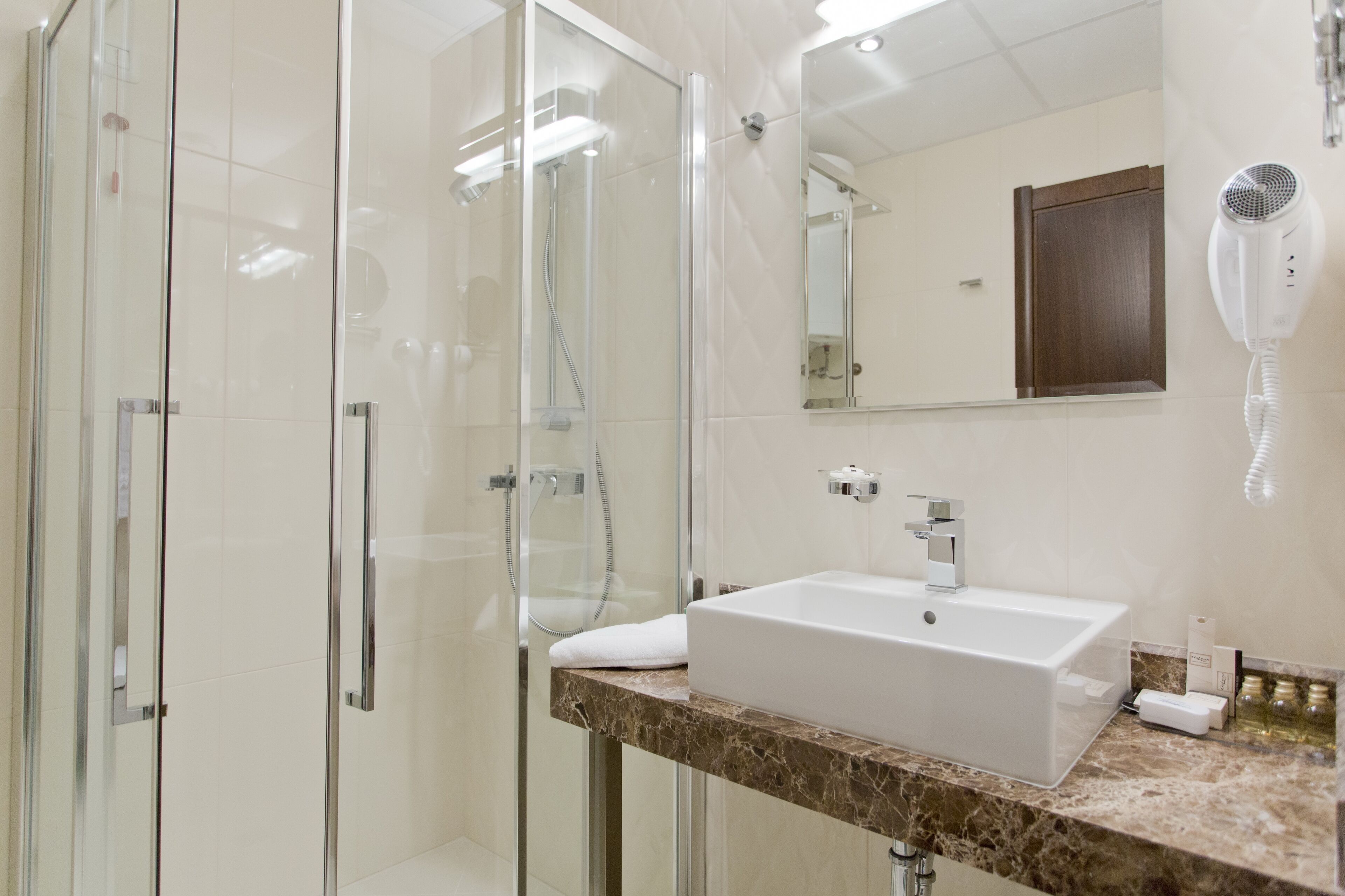 bathtub, deep-soaking bathtub, free toiletries, hair dryer