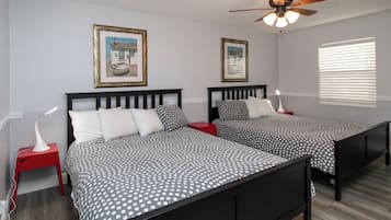 Suíte, 2 camas Queen | Ferros/tábuas de passar roupa, Wi-Fi de cortesia, roupa de cama