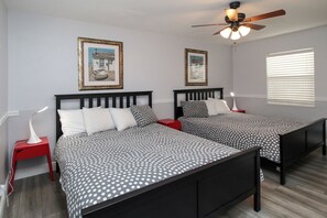 Suite, 2 camas de matrimonio | Tabla de planchar con plancha, wifi gratis, ropa de cama