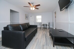 套房, 1 间卧室 (101) | 起居区 | 电视