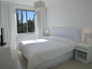 Premium bedding, in-room safe, blackout drapes, iron/ironing board - Emerald Apartments (Punta del Este)