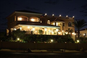 Exterior - Walking to the Beach Villa (Noord)