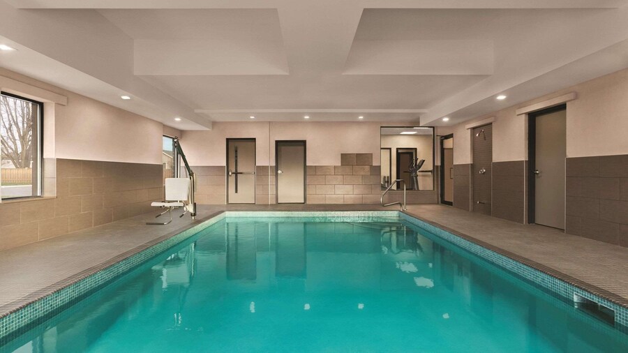 Country Inn & Suites by Radisson, Belleville, ON