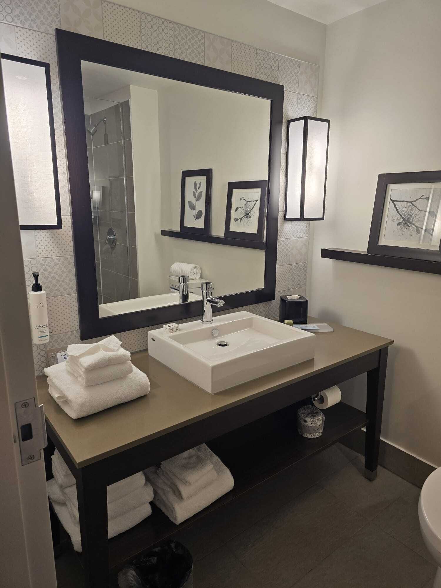 Habitación, 1 cama King size y sofá cama, para no fumadores | Baño | Secadora de cabello, toallas, jabón, shampoo 