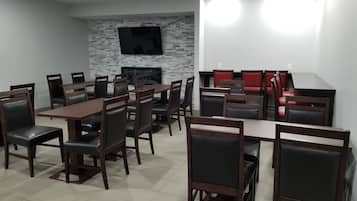 Tägliches inbegriffenes kontinentales Frühstück