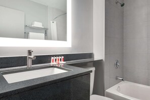 Kombination af bruser/badekar, gratis toiletartikler, hårtørrer