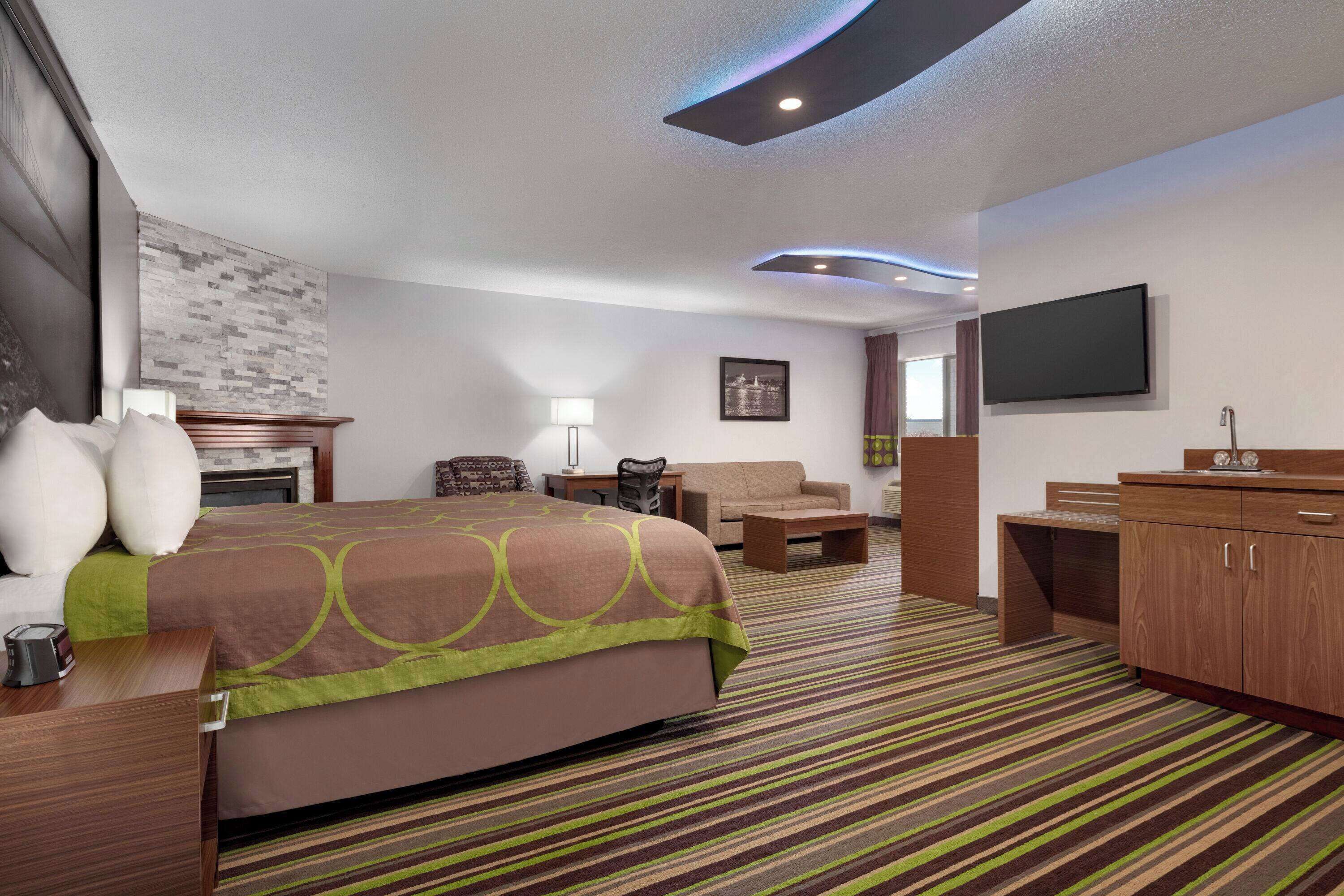 Minibar, skrivebord, blendingsgardiner og strykejern/-brett