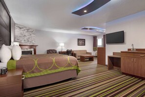 Minibar, escritorio, cortinas opacas y tabla de planchar con plancha