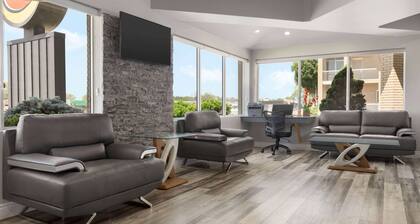 Super 8 by Wyndham Windsor/Dougall