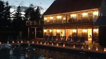 Outdoor pool, pool loungers