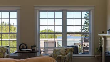 House | Living area | Flat-screen TV, heated floors