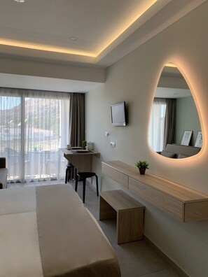 Estudio Deluxe, balcón (2-3 Guests) | Ropa de cama de alta calidad y caja de seguridad en la habitación