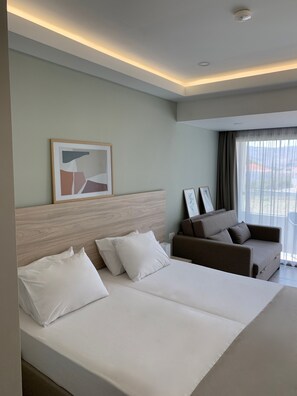 Studio – superior, balkong, 1. etasje (4 Guests) | Sengetøy av topp kvalitet, safe på rommet og skrivebord