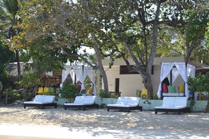Playa privada, arena blanca, sillas reclinables de playa, snorkel