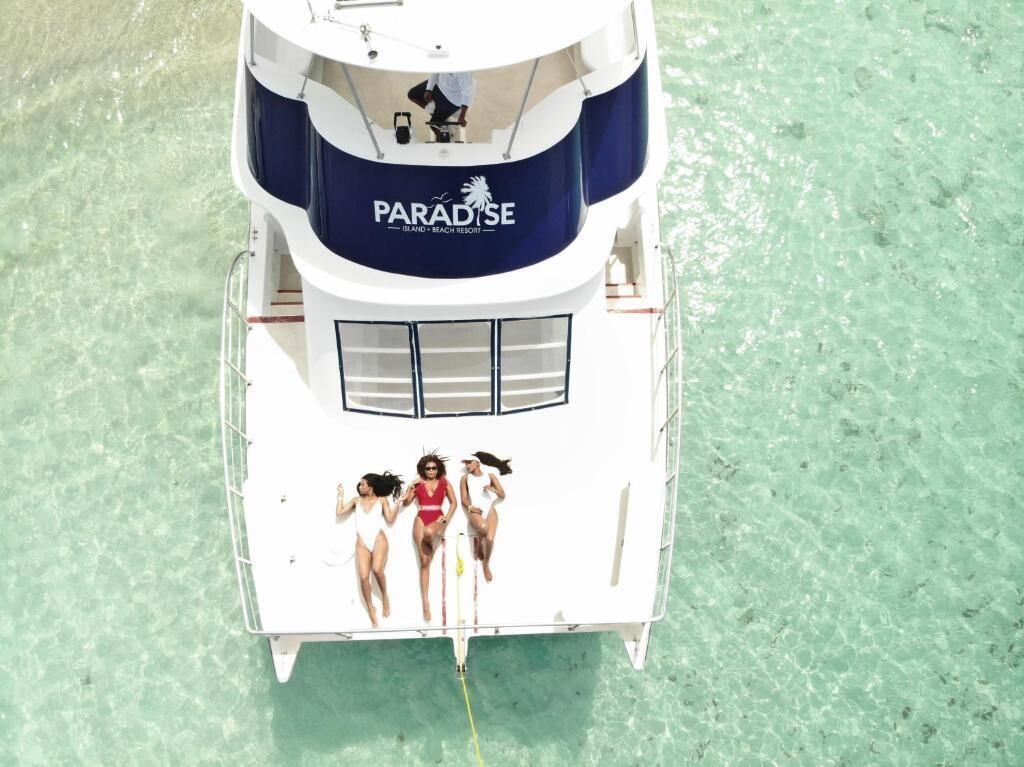 private beach, white sand, sun-loungers, snorkelling