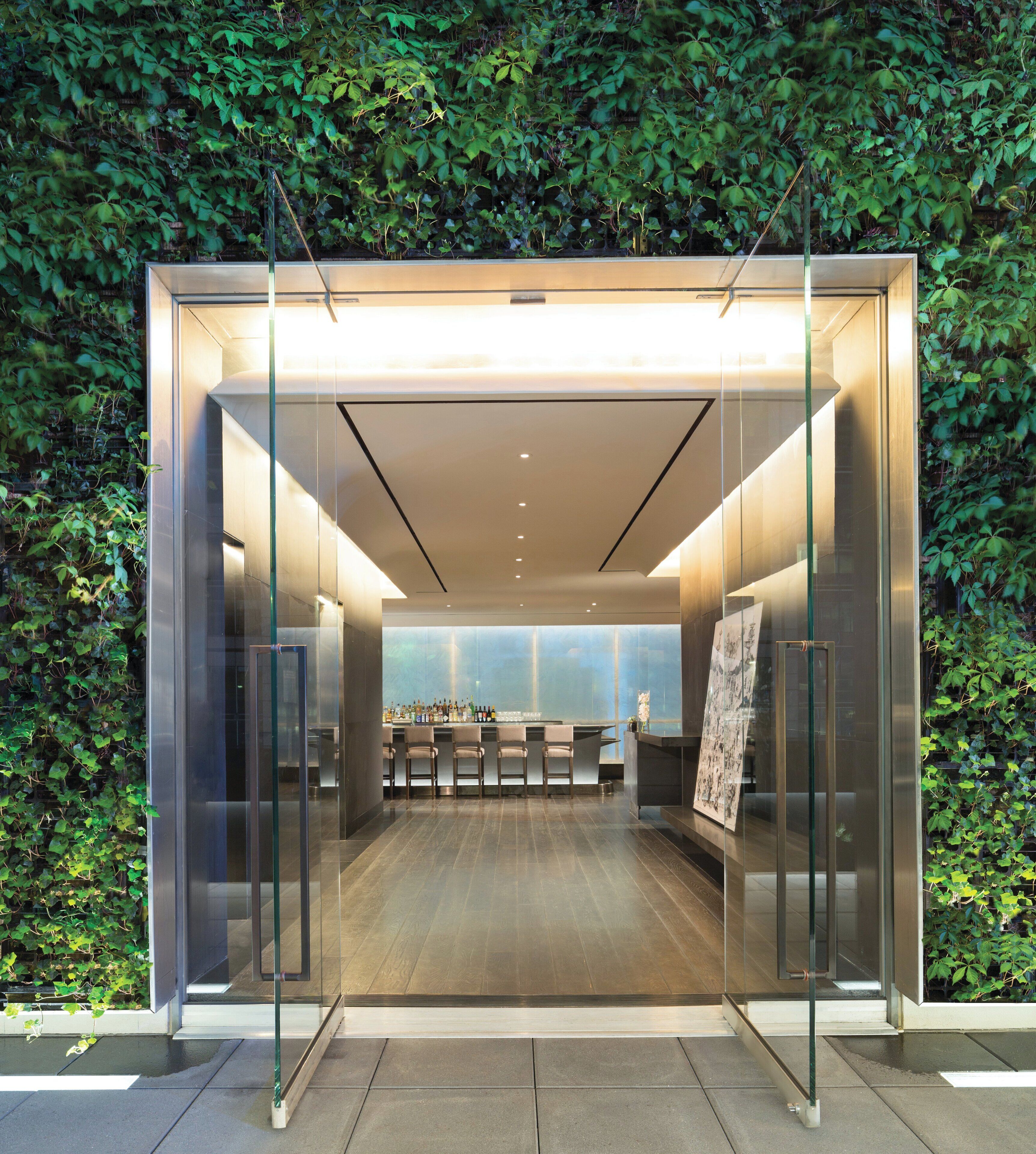 2 bars/lounges, rooftop bar, cocktail bar