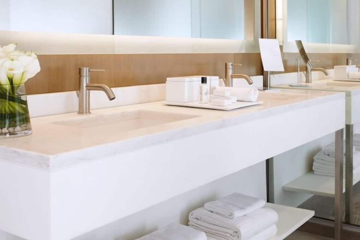 Artículos de tocador de diseñador, secador de pelo, batas, pantuflas