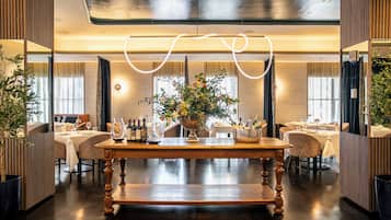 2 restaurantes, se sirven desayunos, comidas, cenas y cocina americana