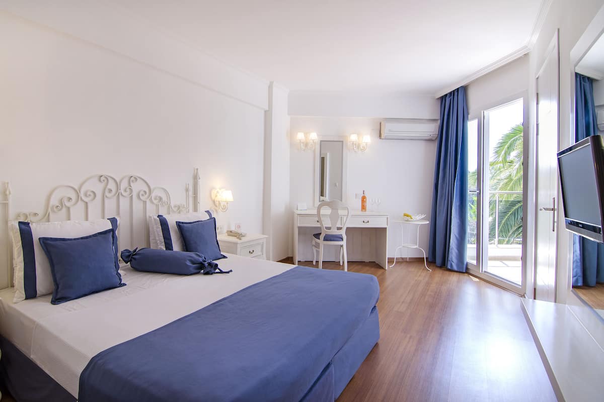 Suite, Sea View | 1 bedroom, in-room safe, blackout curtains, free WiFi
