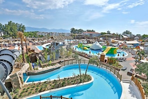 Un resort con una grande piscina, scivoli acquatici e numerose attività ricreative.