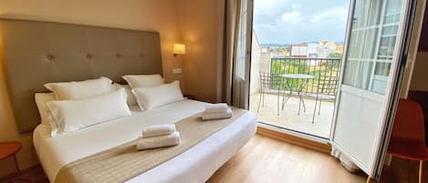 Deluxe-Doppelzimmer | Hochwertige Bettwaren, Zimmersafe, Schreibtisch, Verdunkelungsvorhänge